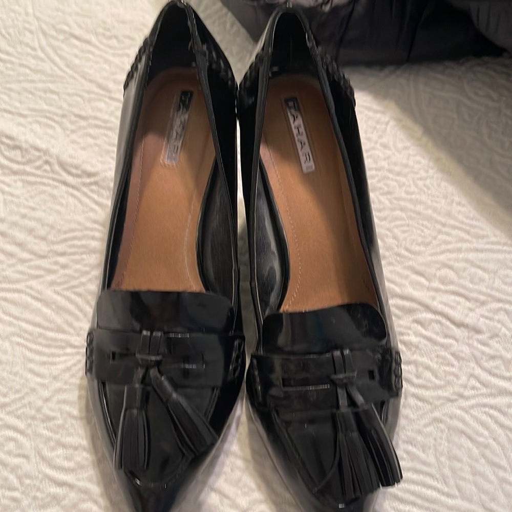 EUC Tahari Size 10 black patent leather pumps with tassels